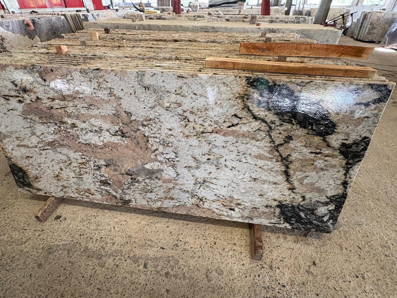 Polierte Platte aus Alaska Granite in Weiß- und Rosatönen mit kräftiger schwarzer Aderung
