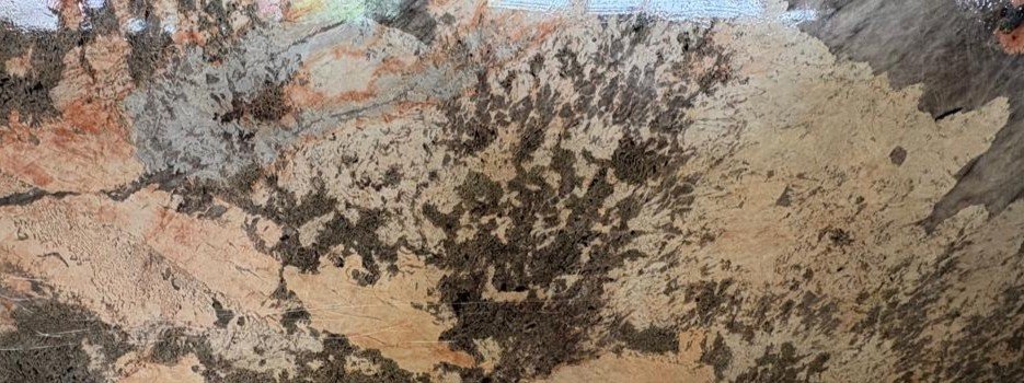 Nahaufnahme der markanten natürlichen Musterung von Alaska Granite
